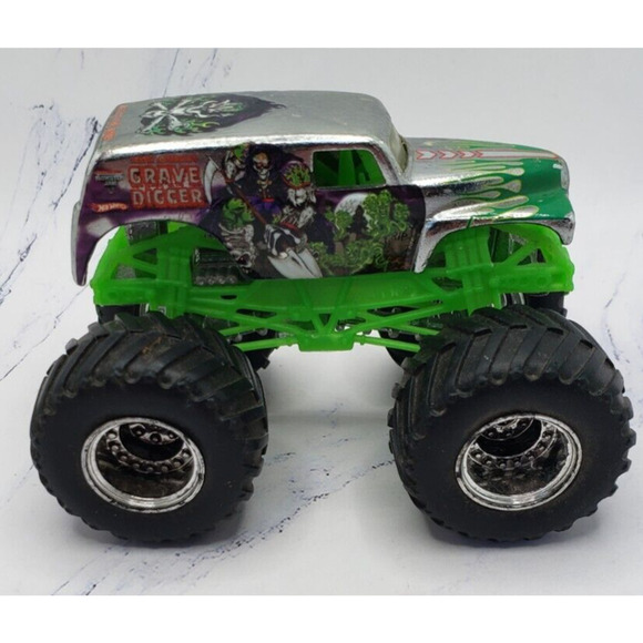 Hot Wheels Monster Jam Grave Digger Chrome Silver 1:64 - Picture 3 of 8